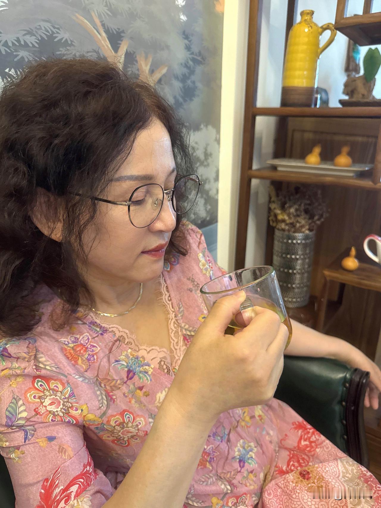 抱团养老是一个迟早会崩塌的美梦，不信你就试试，因为人性里的习俗。

发小和关系很