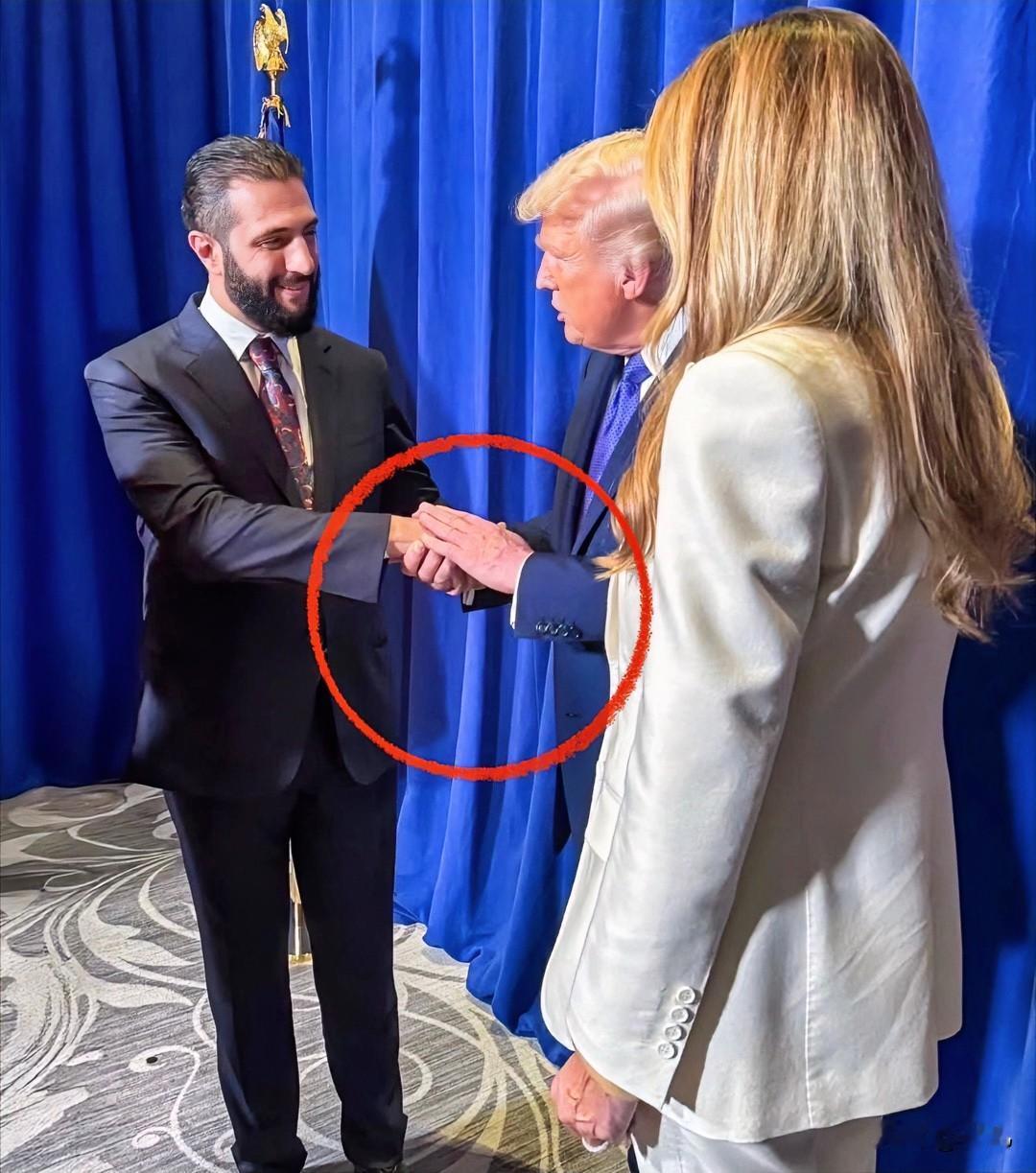 太讽刺了！美国曾经悬赏1000万美元的通缉人员摇身一变成了特朗普最重要的座上宾、