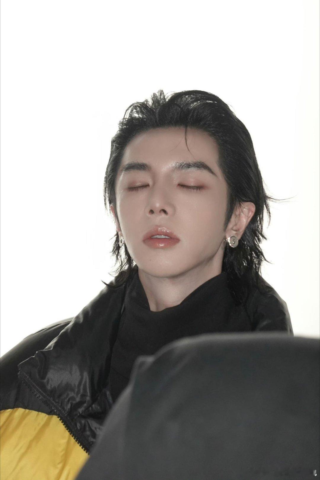 华晨宇新专销量破3000万  首周大捷！第六张个人专辑《量变临界点》继拿下网易云