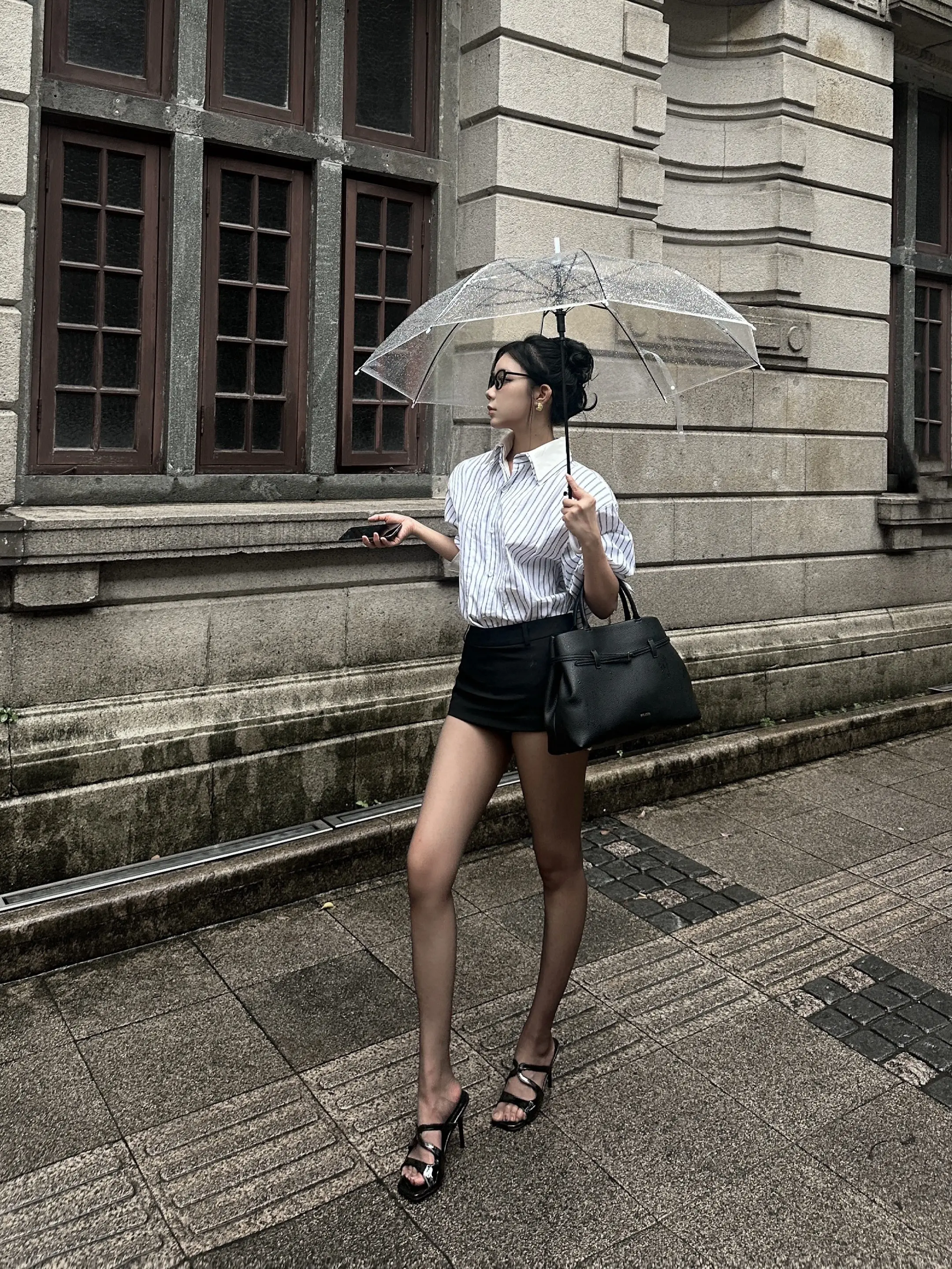 你一言不发 偏偏这雨越下越大