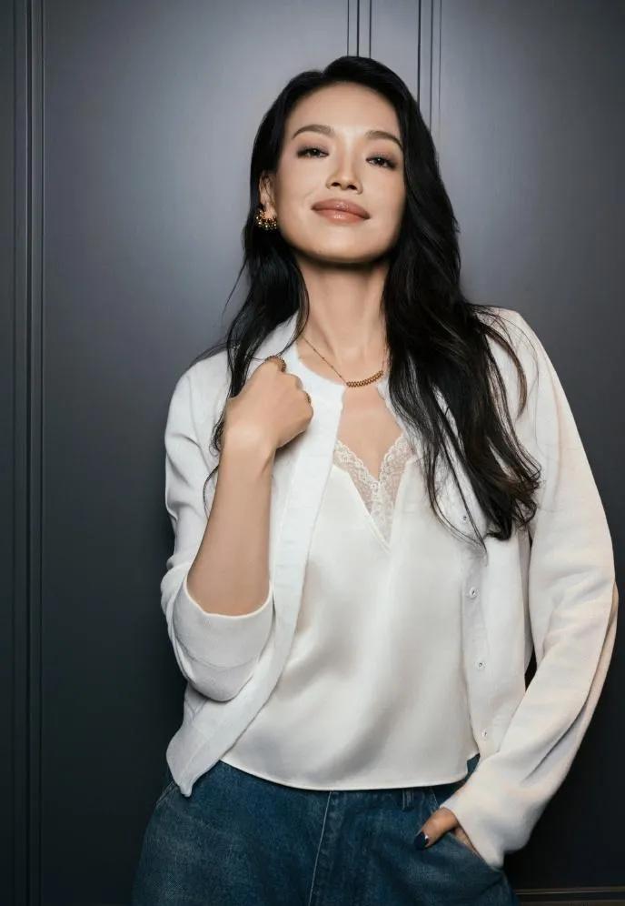 被舒淇的中年穿搭狠狠拿捏了✨
 
谁懂啊！舒淇这组白色开衫+蕾丝吊带+阔腿裤造型