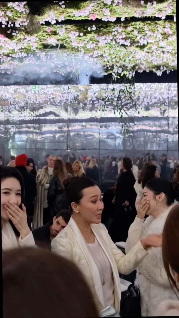 刘嘉玲周也王玉雯同框刘嘉玲周也王玉雯同框看秀 真好看 