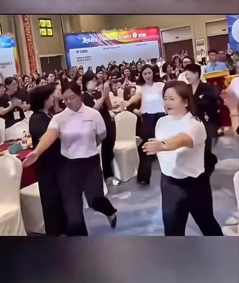 老同学暴富？

我冲去湘潭。

结果差点被“成功学”闪瞎眼——酒店红毯、长腿美女