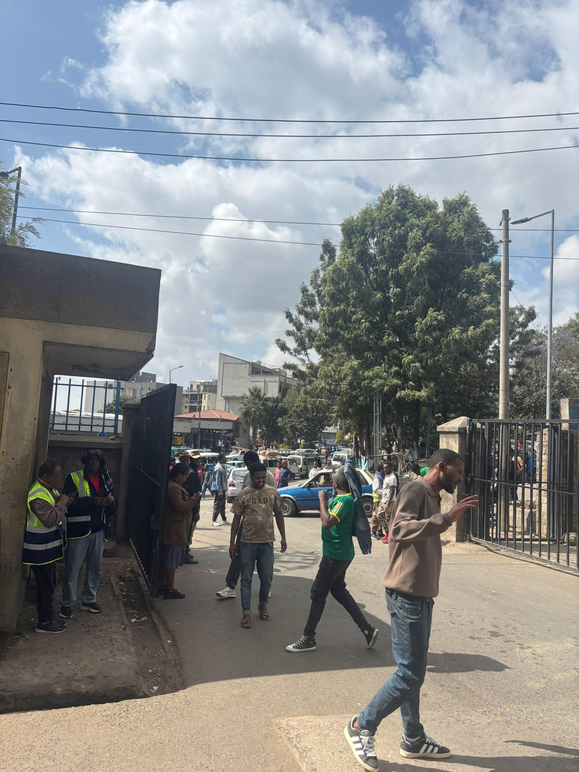 我刚在刷抖音的时候，我都没意识到，我竟然在肯尼亚，我以为就在家里的床上，躺着刷抖