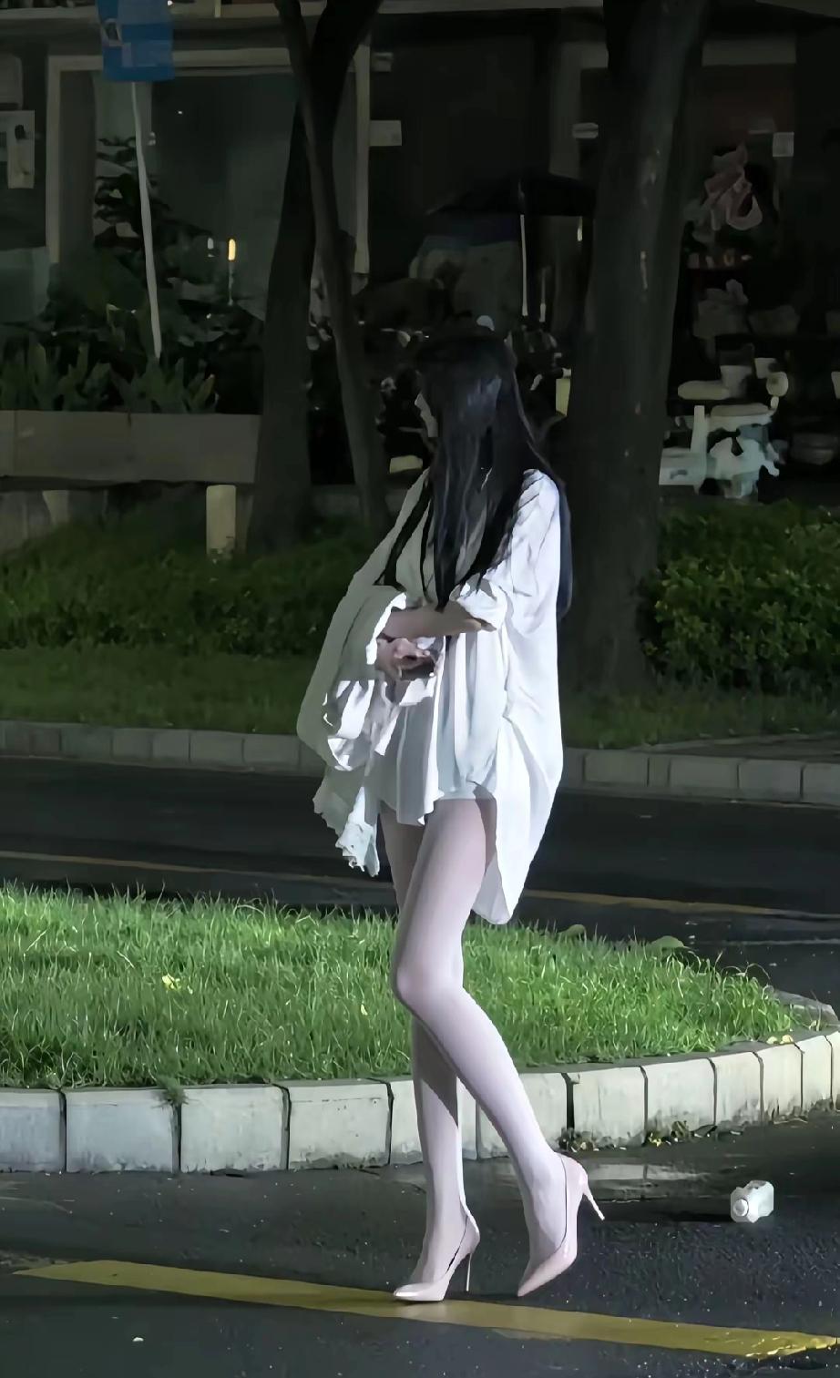 别对谁都掏心
不是谁都懂感恩
热情给错了人
只会换来冰冷
别指望谁能懂你
难过只