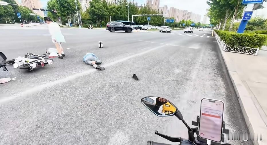 小姐姐右拐，大爷闯红灯直行，大爷全责吧
