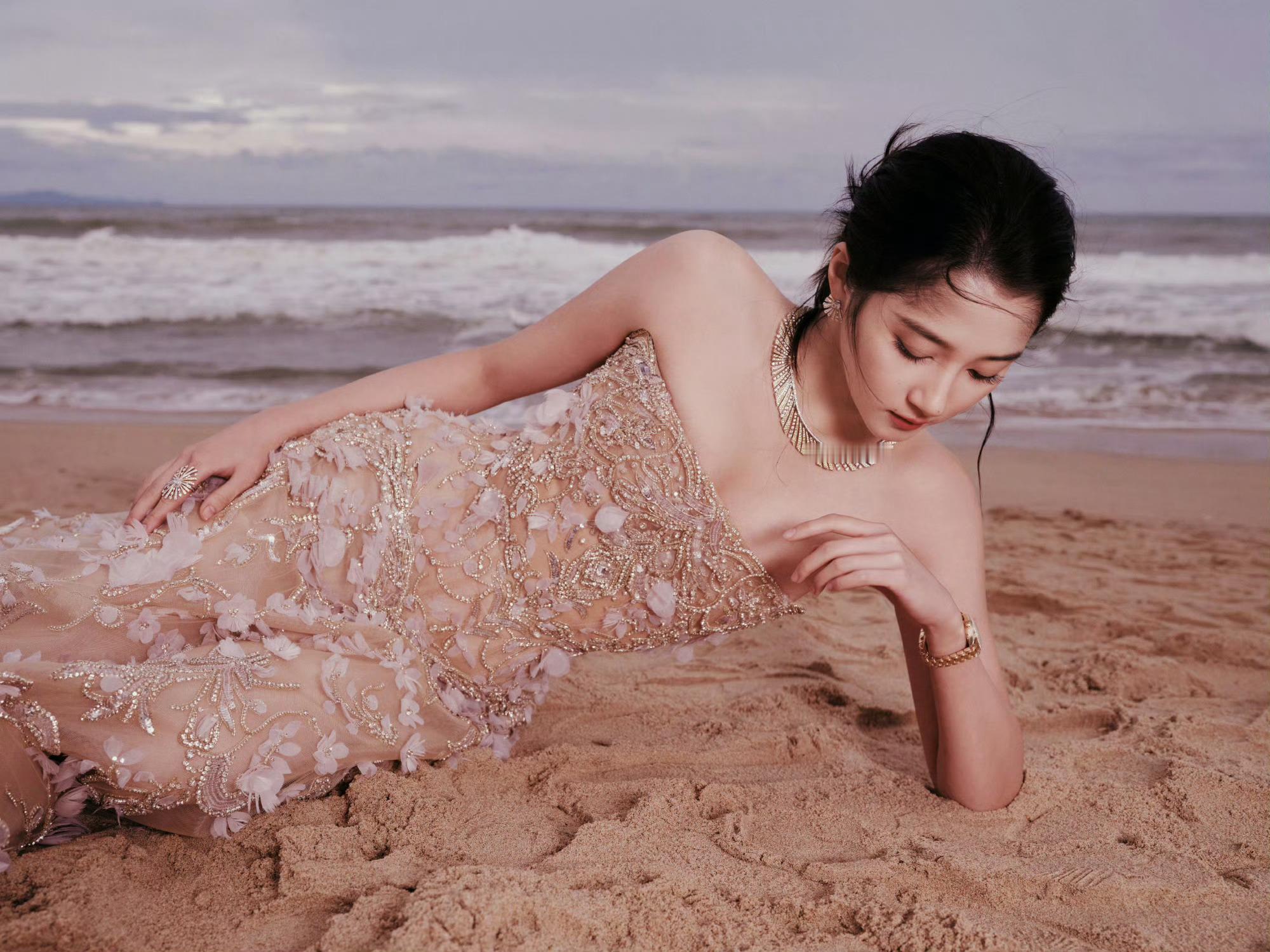 关晓彤也是es的常客了～这套看着很漂亮 ​​​