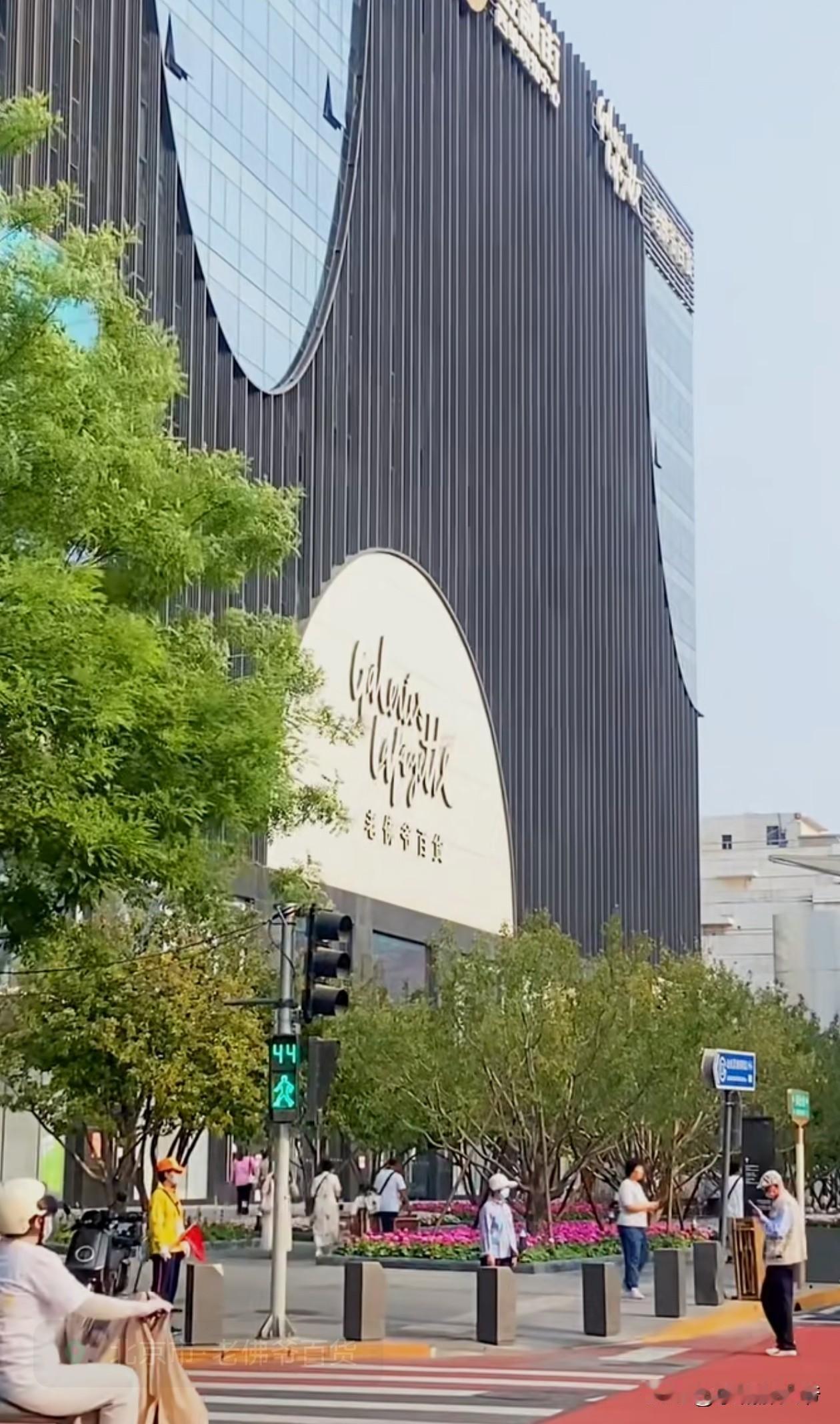 北京西单老佛爷百货要在5月27日这一天闭店了。真是很多年没去过西单商圈了，还记得