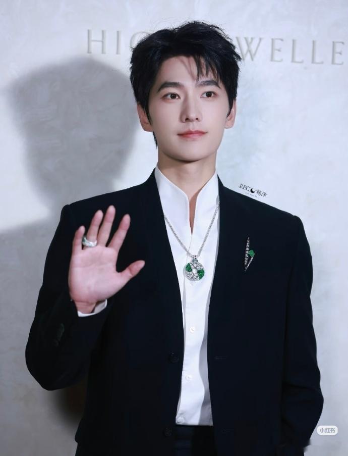 杨洋晚宴被富婆围攻  杨洋晚宴生图不油腻了 从前总被说油腻，这场晚宴生图直接逆袭