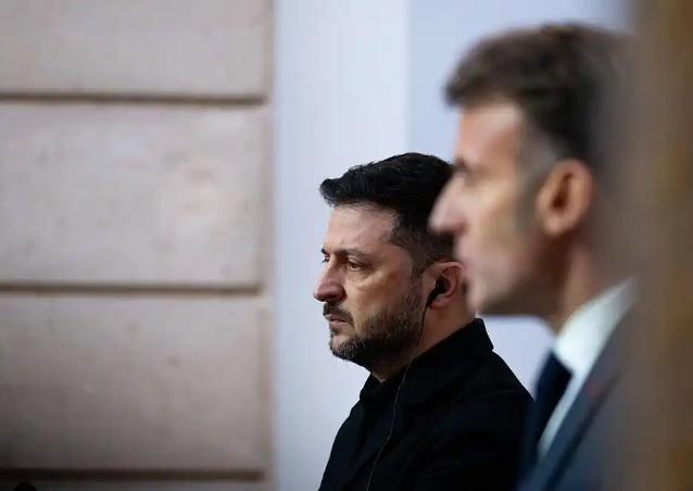 这简直是奇耻大辱，泽连斯基的代表团满怀希望飞到美国，结果连白宫的门都没摸着。特朗