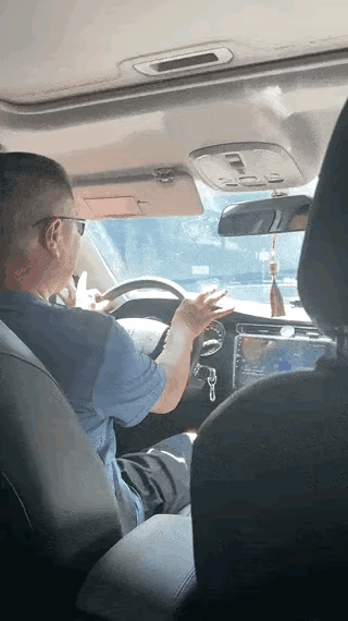 这位大哥的拈花指开车方式太娘了，如果打90度转大弯打方向盘又是什么样子呢？