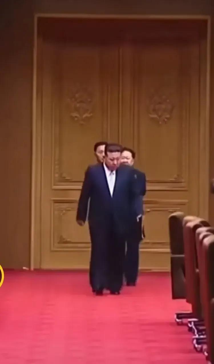 后面大门也是金色？感觉比俄的小了那么一点点。
