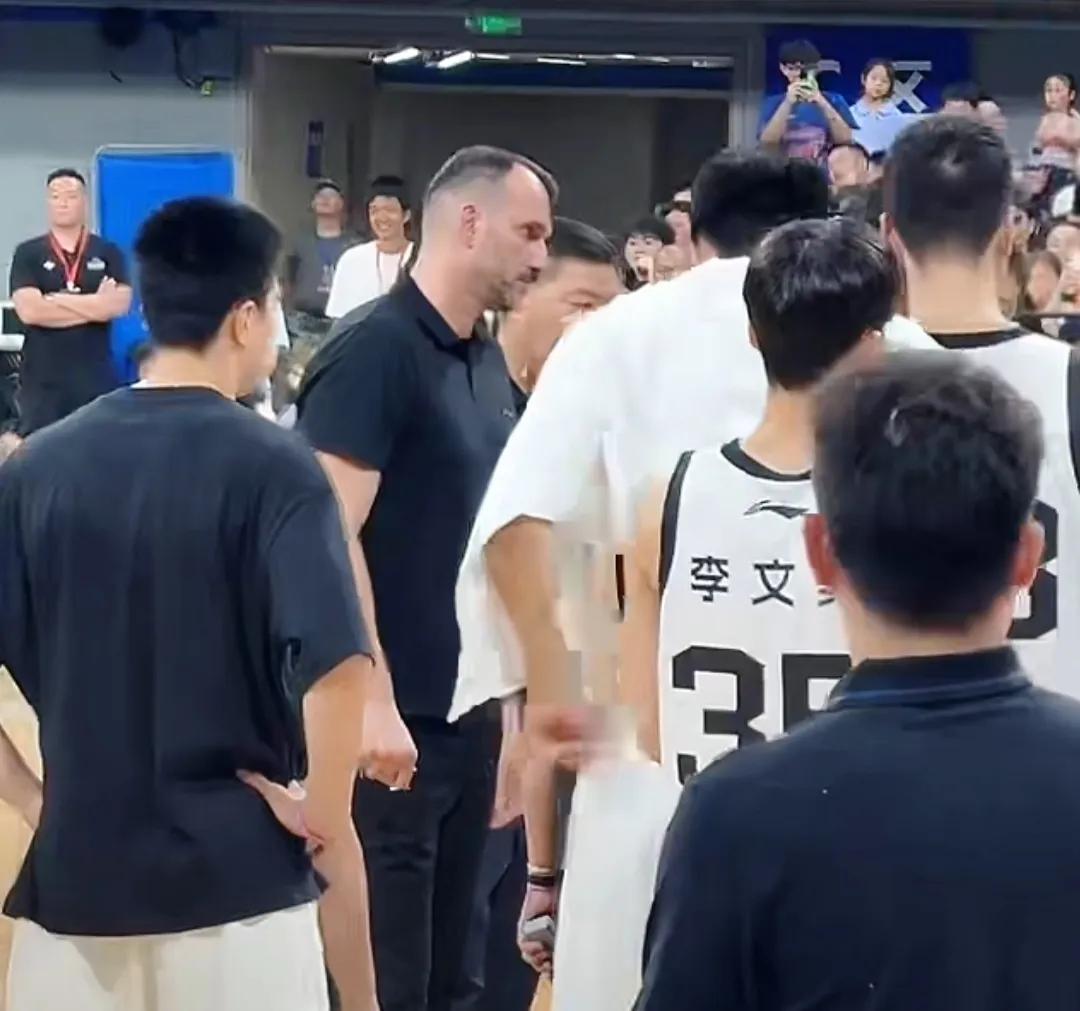 广东新来的助教拉多维奇首次随队出征粤澳明星赛，暂停时他跟球员一起，看着杜锋画战术