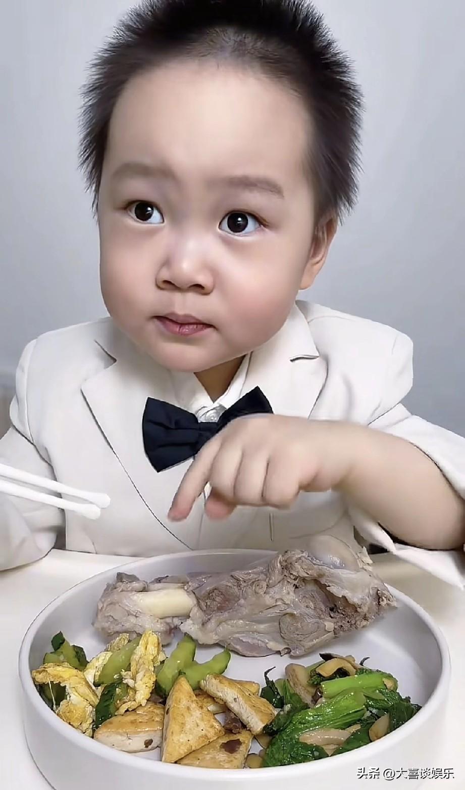 米乐儿又更新视频了，身穿白色小西服，像个小大人，大晚上啃上了羊腿。

妈妈每放一