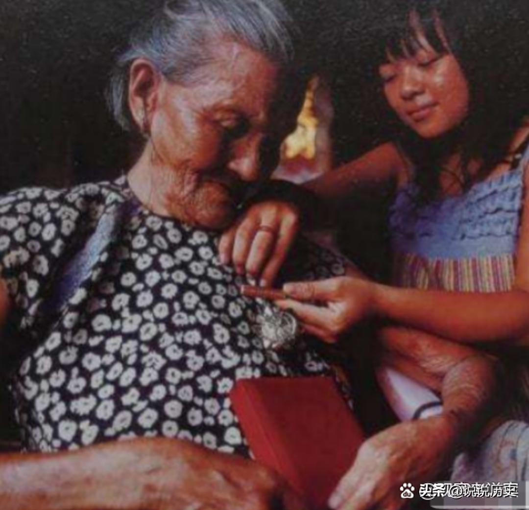 1941年，几个日寇围住林爱兰，色心大起的他们上来就扒林爱兰的衣服，还是姑娘家的