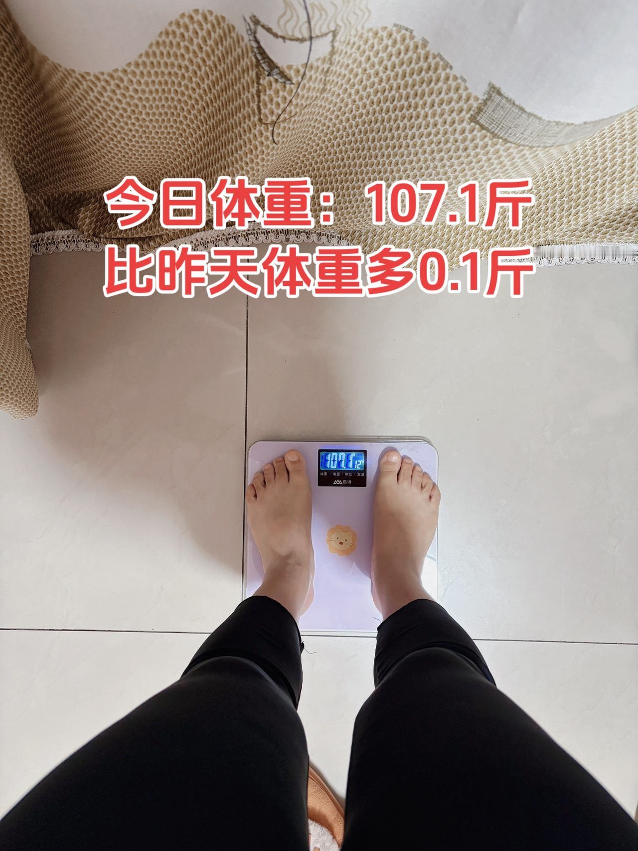 泪水打湿我的减脂餐，发誓瘦到103斤
今日减脂早餐：山药奇亚籽馒头+拿铁+西兰花