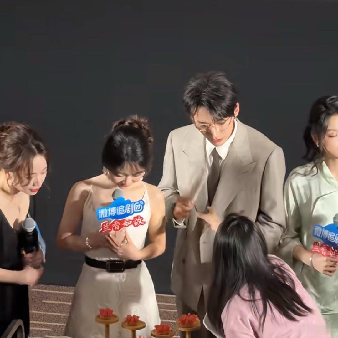 谭松韵刘学义我的官配放饭了官配就是最配的不接受反驳，谭松韵很有观众缘，我妈妈就特