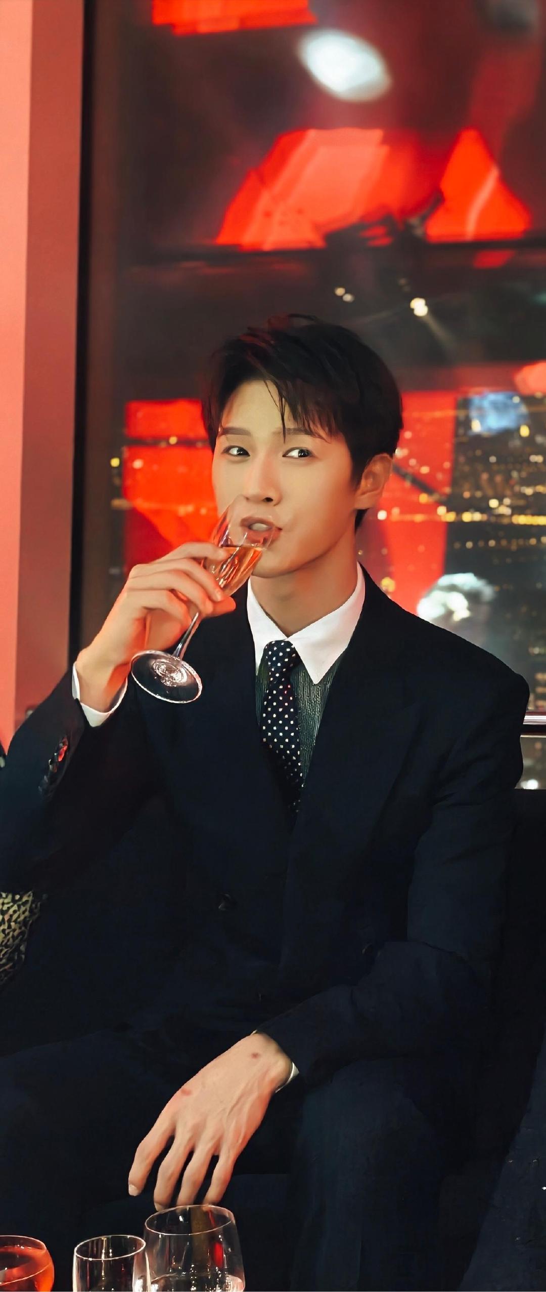 李昀锐让今夜升温 李昀锐身着黑色暗纹西装现身，仅凭一个眼神便将全场氛围点燃。线条