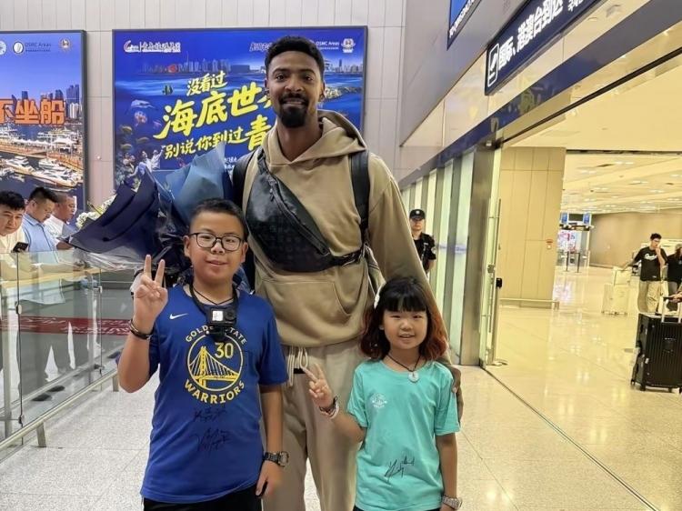 CBA最新消息：据《半岛都市报》记者杜金城报道，青岛男篮两大外援米奇和韦瑟斯庞已