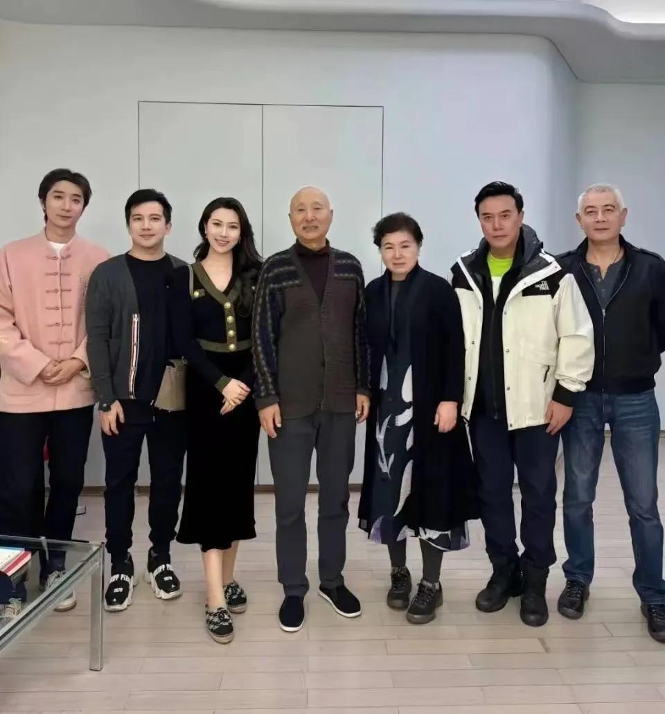 陈佩斯全家难得的聚会，这画面真是看得人掉眼泪！一大家子人的合影真是太难得了。
