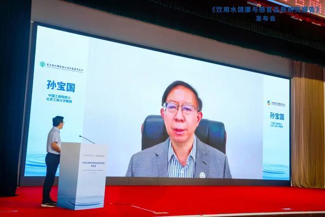 最新一份国民饮水健康报告显示，国内有72%的成年人每日饮水量达不到推荐标准，专家