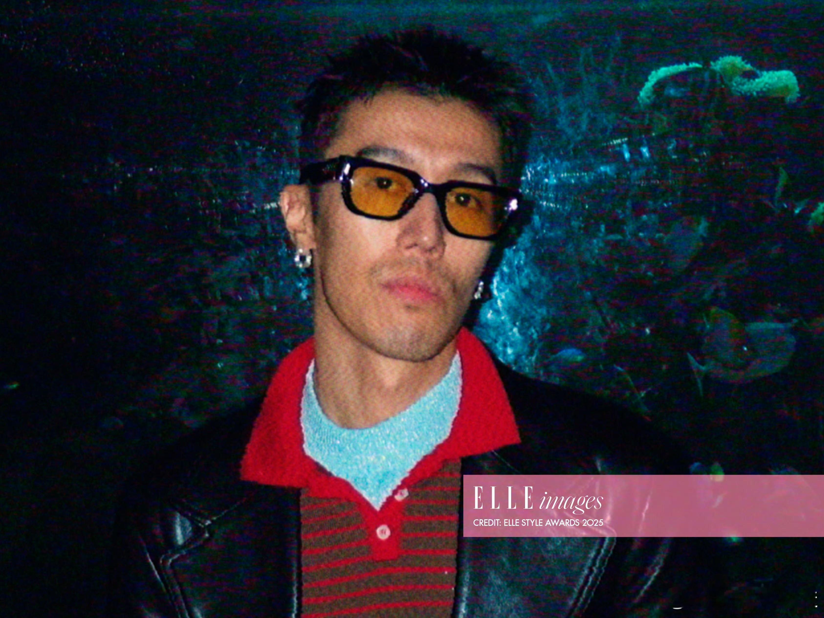 周游一口气拍了15部电影 周游今日参加ELLE80周年盛典，皮衣look搭配墨镜