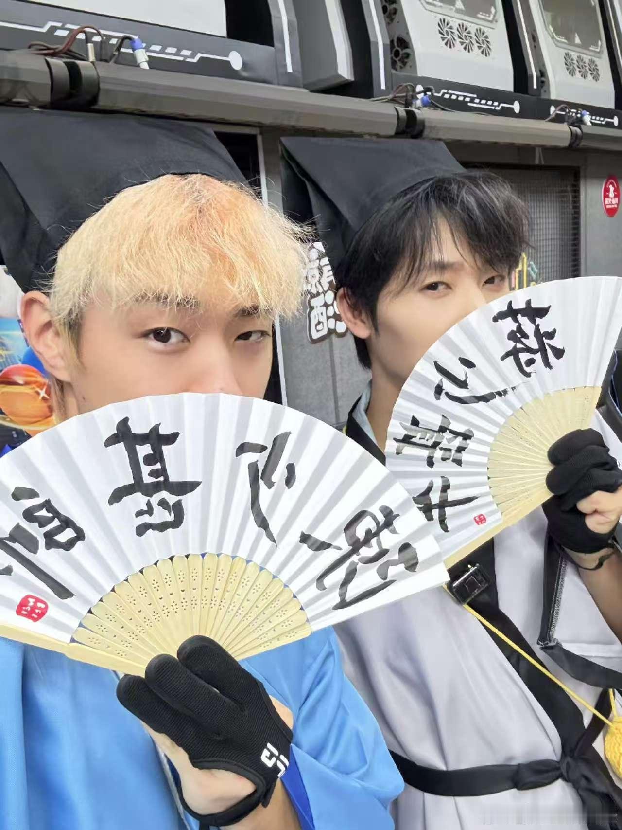 陈少熙吾永爱兄蒋敦豪蒋敦豪陈少熙合照陈少熙吾永爱兄蒋敦豪，哇塞，[送花花][送花