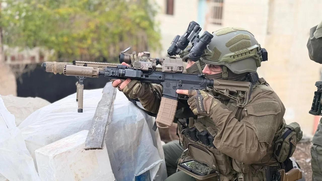 以色列马萨达部队军官使用 IWI Arad 5.56 毫米突击步枪。