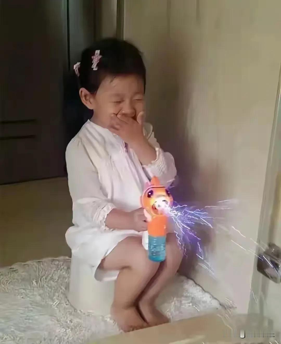 大S镜头下的小玥儿，翻看了大S多年前的微博，满满的都是对孩子们的爱。作为妈妈的我