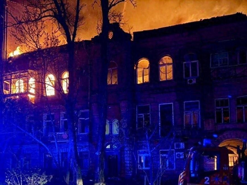 泽连斯基刚求援回来，家就被炸了，俄方这轮空袭撕碎他的幻想
 
结束在欧洲的见面会