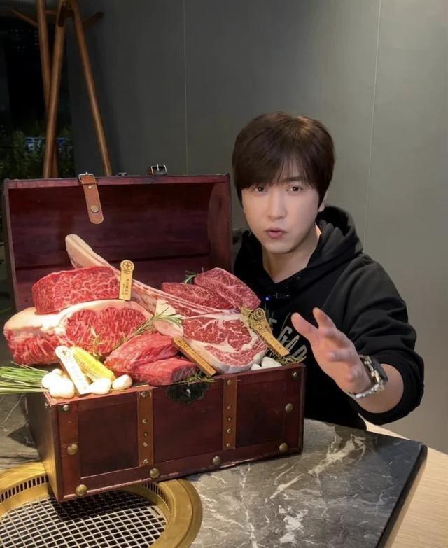 白冰网红的逆袭之路：从孤儿到外卖员，从打螺丝到无业游民，再到亿万身价的超级大网红