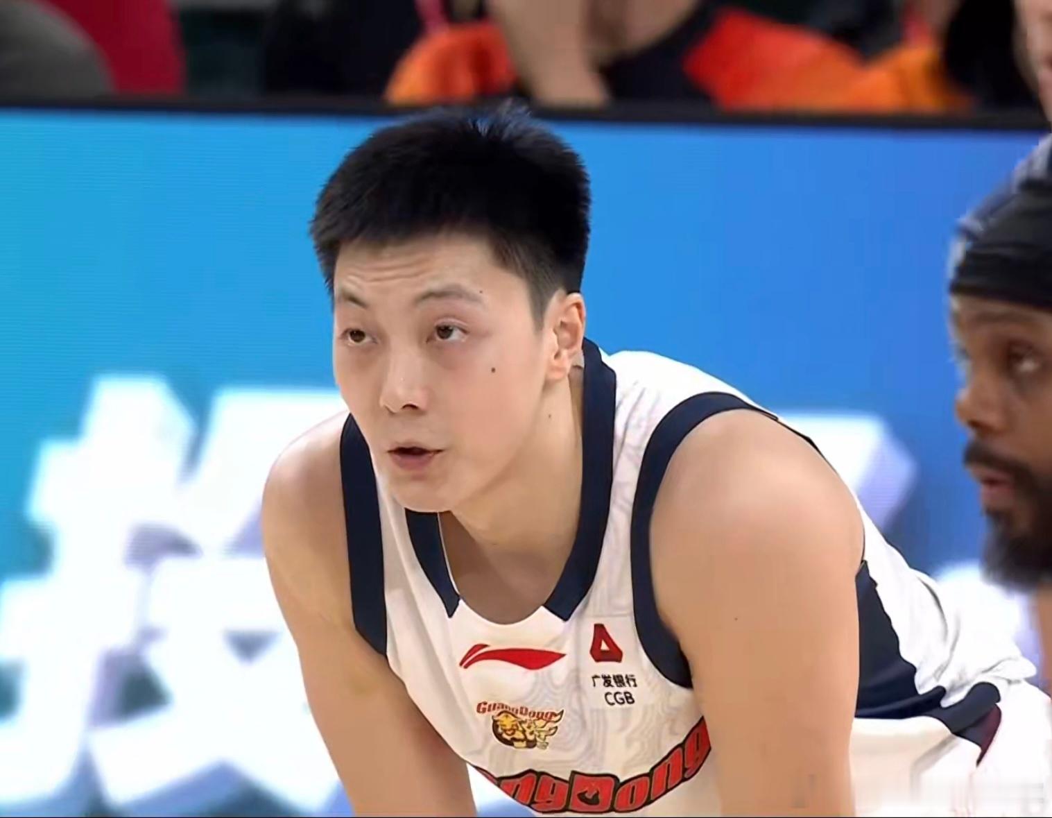 广东男篮开局不错，12比6把山西打停了！麦考尔和奎因首发，状态不错，徐杰暂时还没