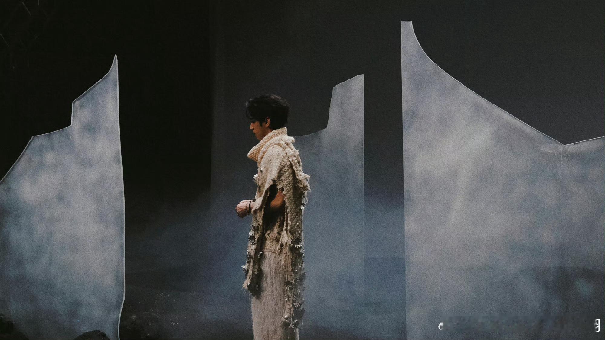 严浩翔今晚记得来听  严浩翔今晚记得来听新歌  严浩翔今晚记得来听新歌，期待咯 