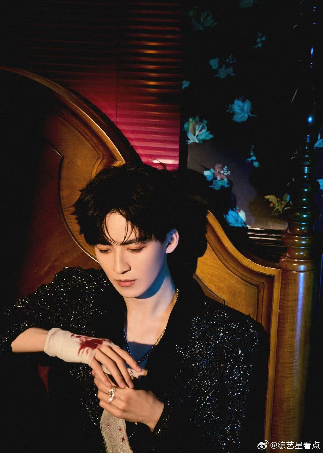 何洛洛今天纯going我不管是舞台还是日常，何洛洛一出现就自带光芒，今天也是被狠