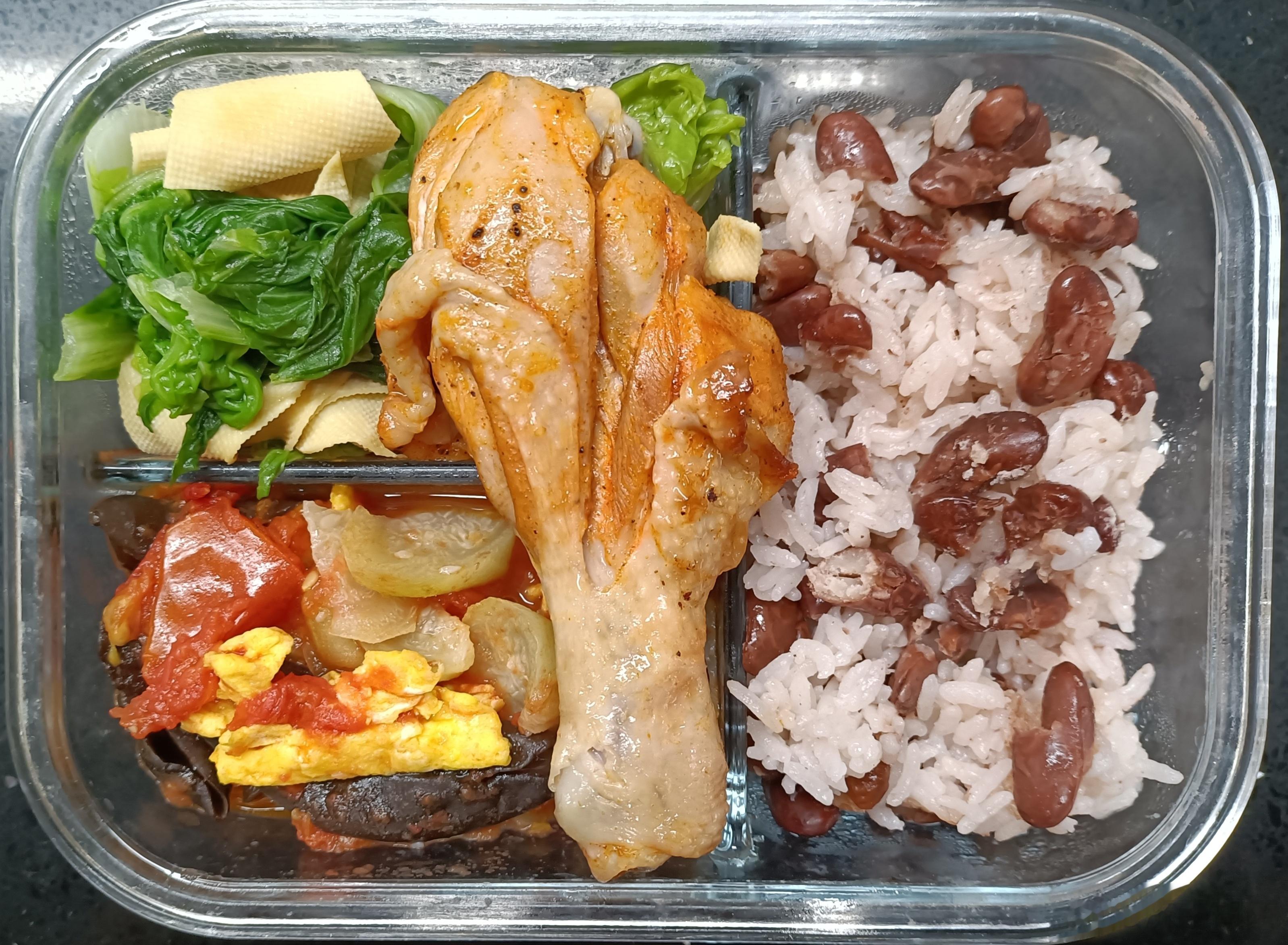 #儿子的午餐##这个问题吃什么# 红芸豆米饭，番茄丝瓜木耳炒鸡蛋，豆腐皮炒小白菜