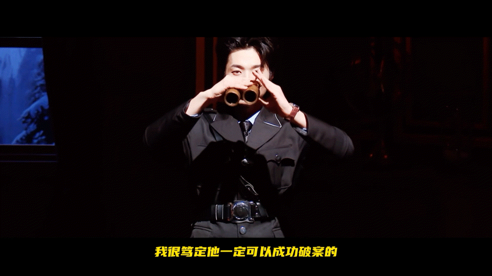 从一开始欢欢喜喜跟着搭档的小警察，到一夜之间要独当一面的警长，好笑又带着慌乱，却