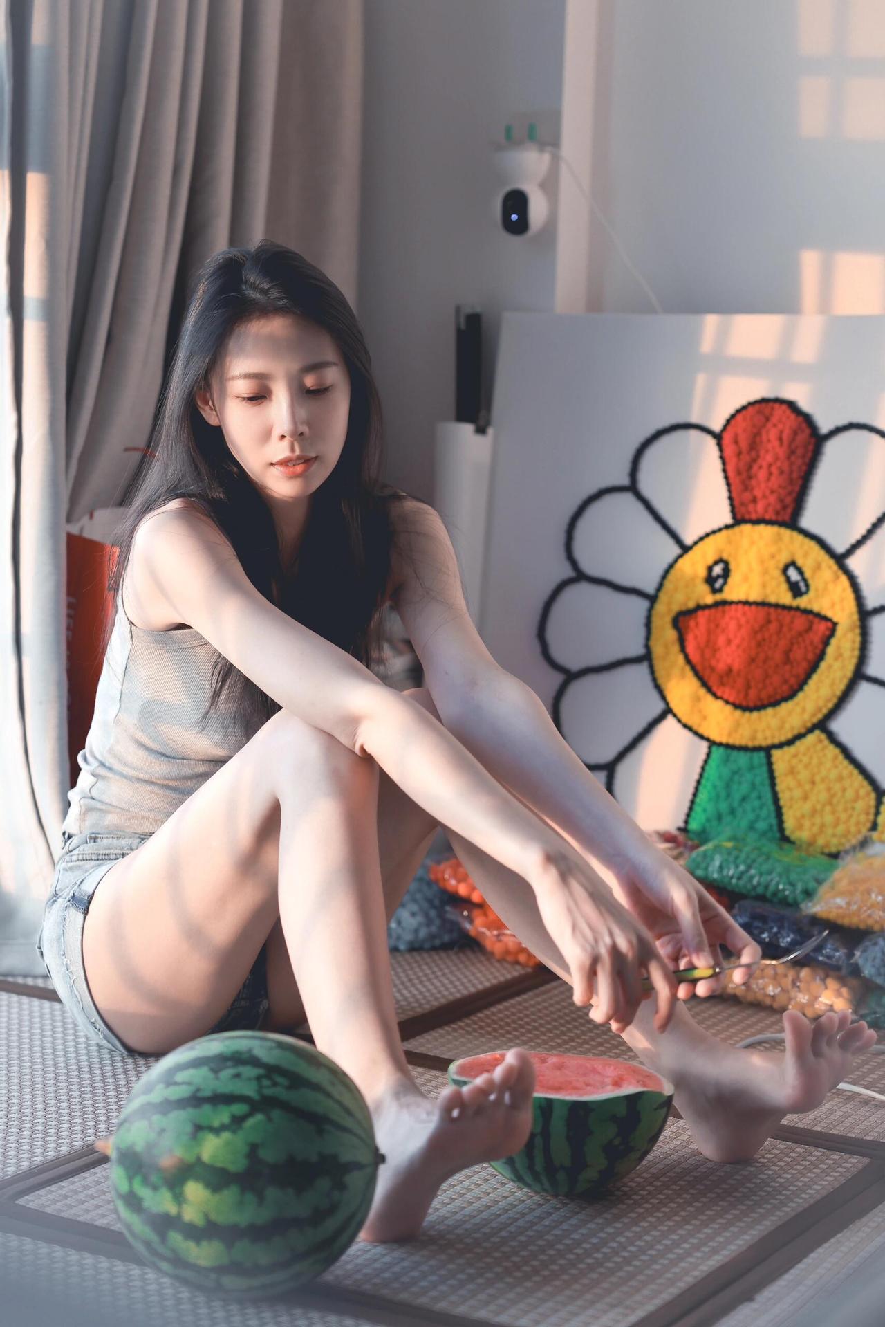 西瓜和美人谁更解暑呢
沙漠选择题。。。。我选择西瓜