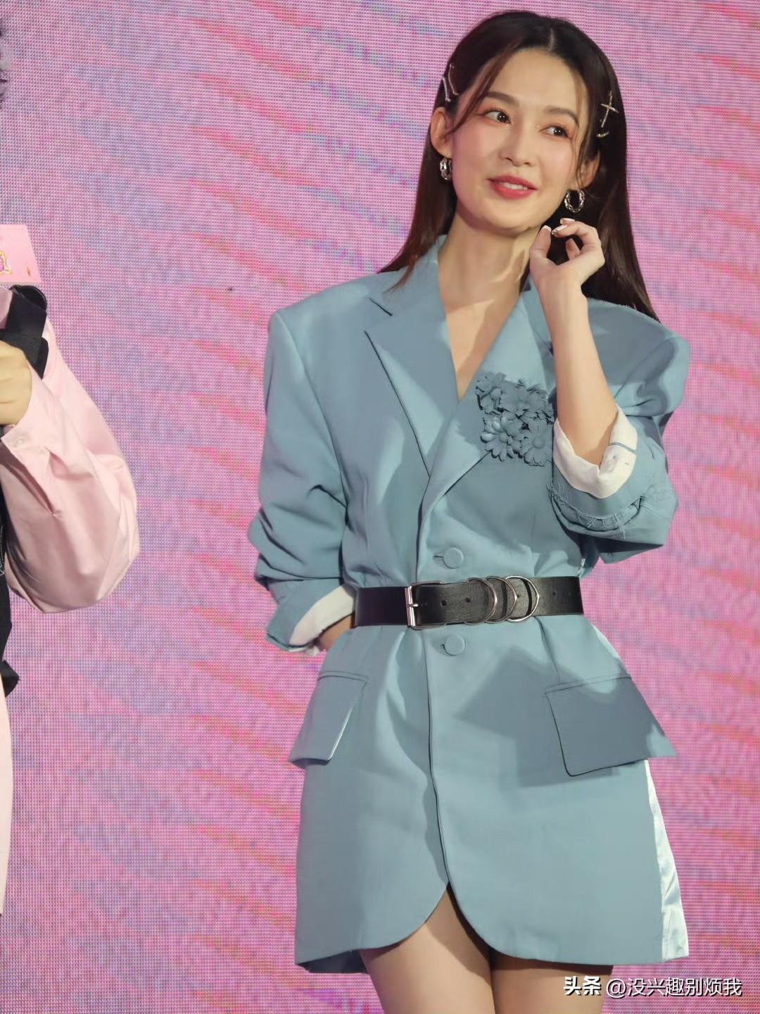 李沁西装连衣裙生图，好笔直的腿啊