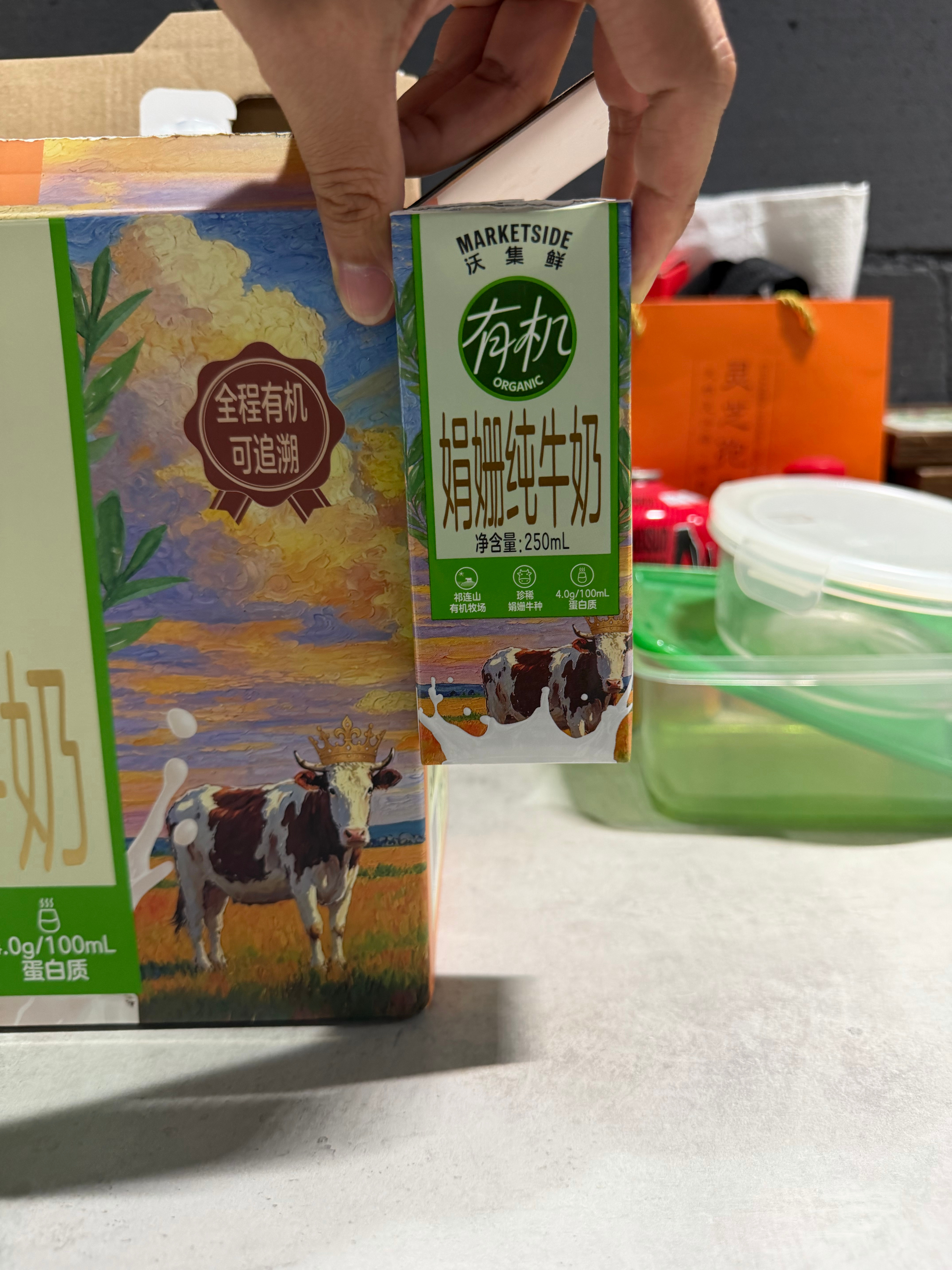 加油站积分换的牛奶，刚刚想喝一瓶打开箱子发现内有玄机里面厚厚的纸皮估计占了整个箱