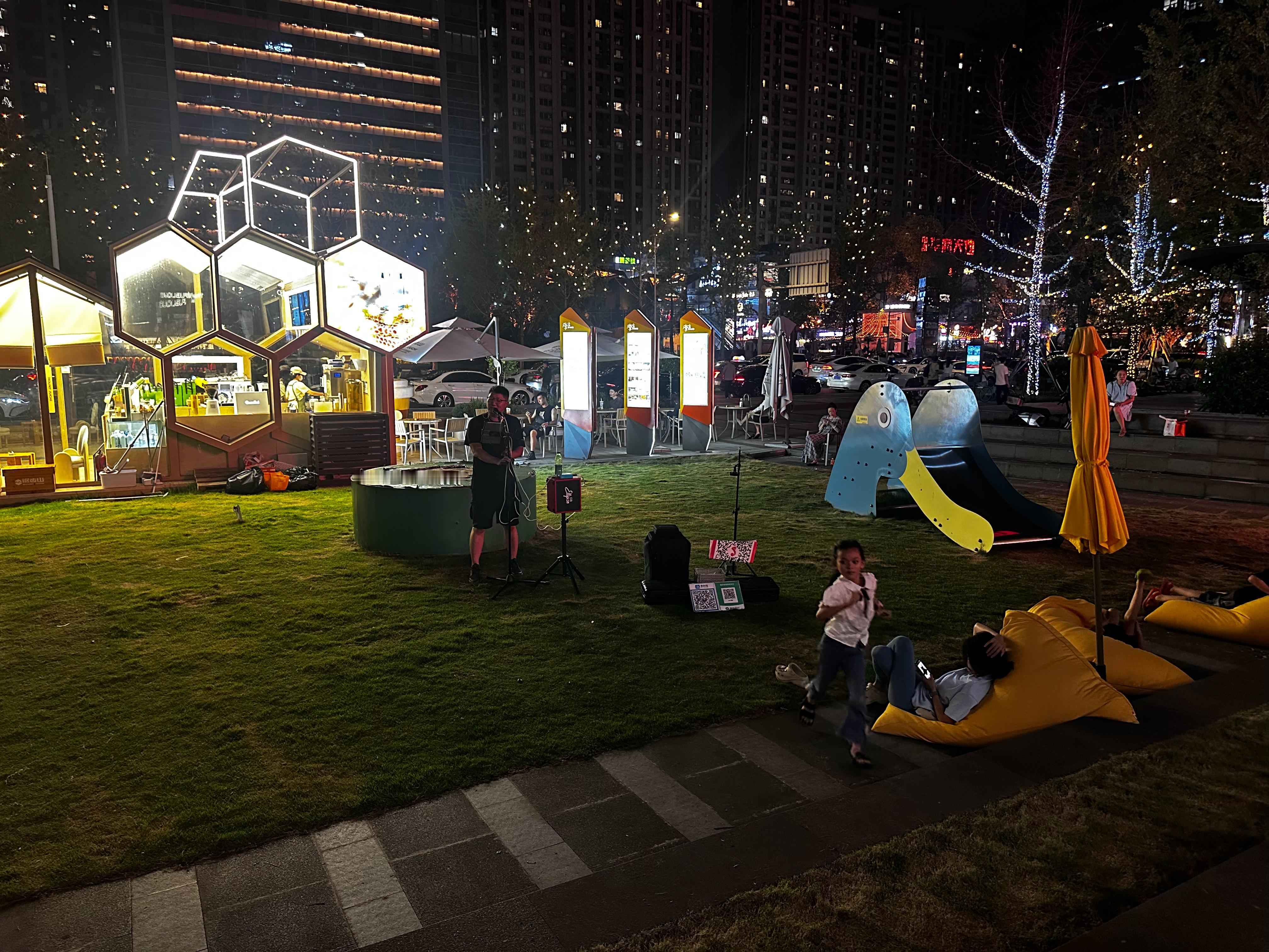 成都的夜，天气正好，很喜欢。蟹老板的小报告 ​​​