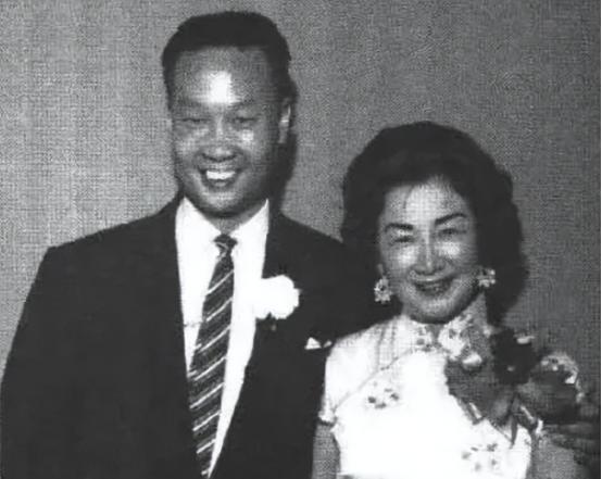 1986年，我国潜伏美国长达37年的王牌特工金无怠被捕，在面对严酷审讯时，他突然