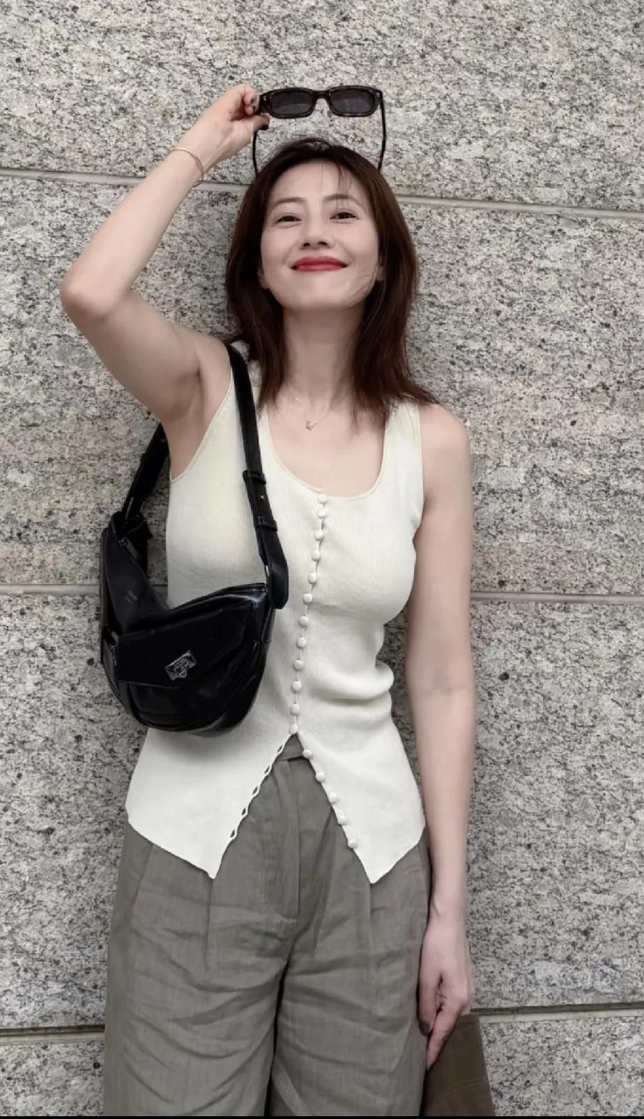 高圆圆，
内娱唯一一个正面和背面照都完美的女星。