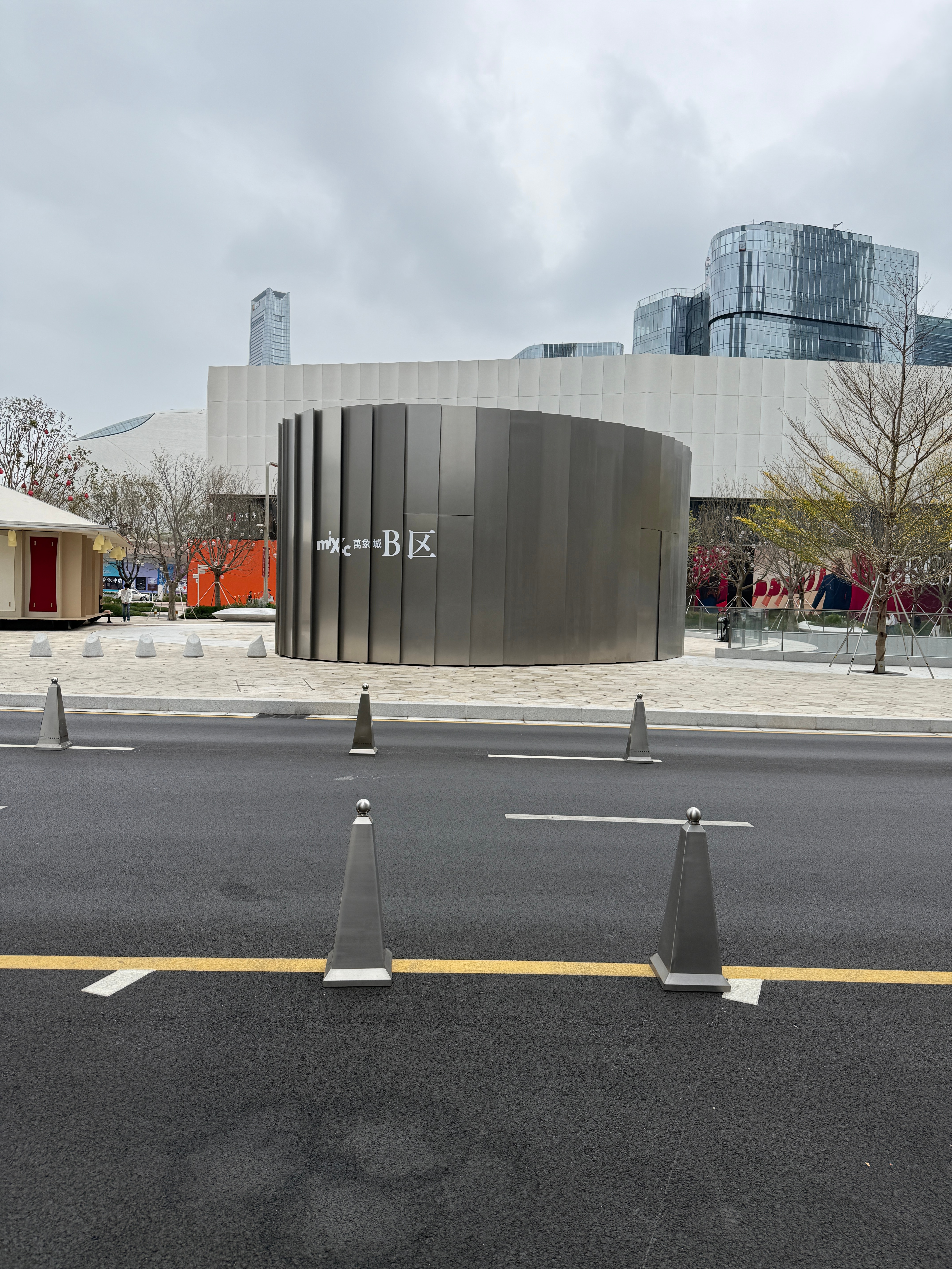 带爸妈来深圳逛逛。我发现这水马都是不锈钢的，石墩不是圆形的，出风口外面也是用不锈