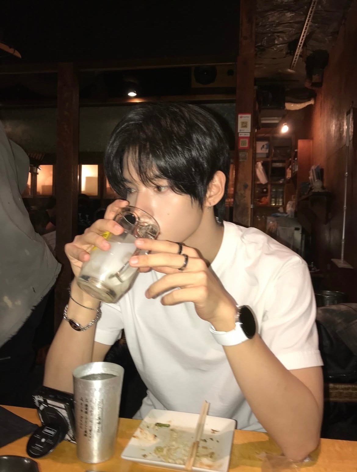 李河民男友照SM更新李河民最新照，气质干净亮眼，镜头感绝了，白色情人节男友氛围感