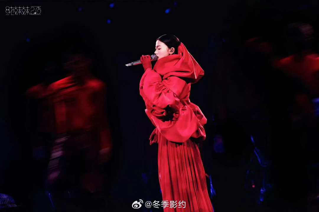 单依纯演唱会刷到广州演唱会彩排路透瞬间满心期待，粤语版《向日葵朝着夜》确定登台演
