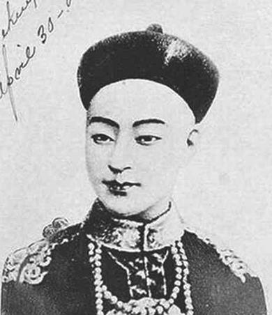 光绪帝和妻子隆裕洞房花烛夜的那一个晚上，慈禧派了四个命妇在门口听墙角，始终一无所