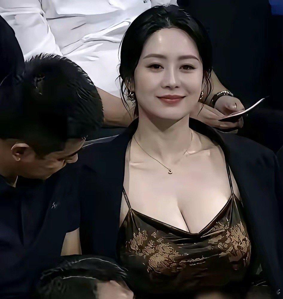 CBA直播镜头扫过0.5秒，全网炸了！这女的是谁？有人说是AI画的，有人扒出是老