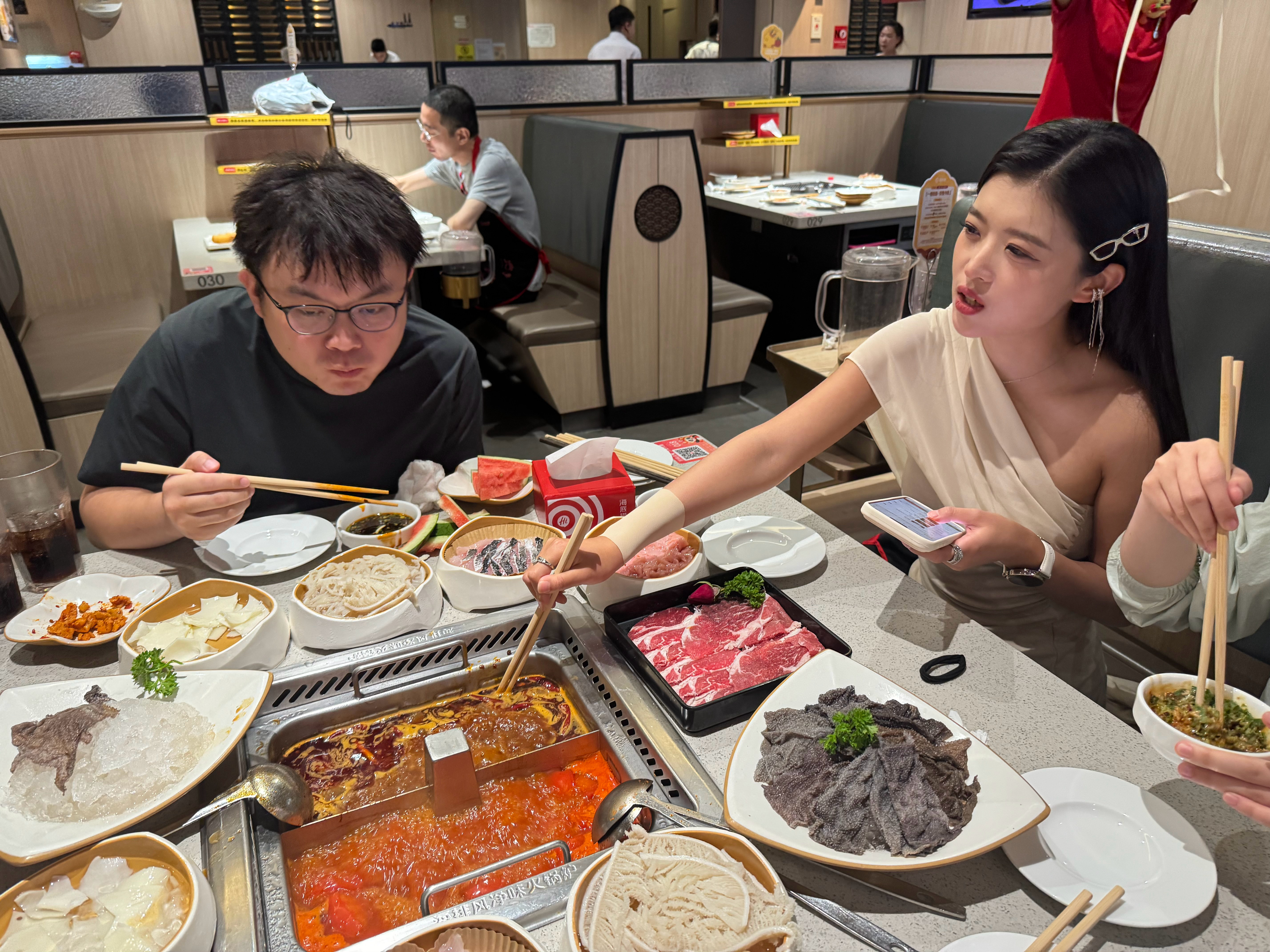 的上班与下班。我也终于吃上了，伦敦老钱街上走路时思念的海底捞。 其实我更想吃巴奴