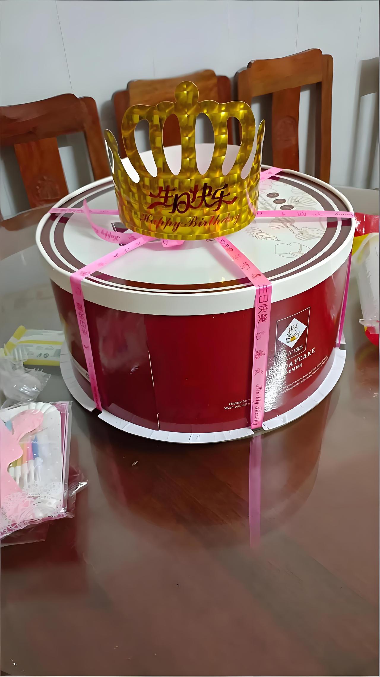 六一儿童节，村主任生日；大叔辈分高，菜上齐举杯祝福：大叔生日快乐。
同龄人侄子敬