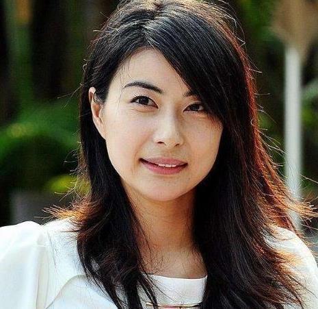 女人只要不贪图男人的钱，男人就拿女人毫无办法。男人尊重不图钱的女人，内心里也敬畏